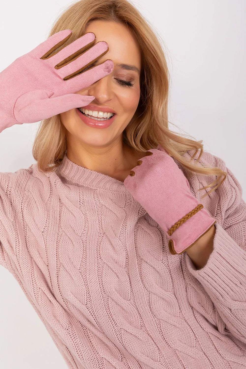 Ensemble vestimentaire féminin pull et gants design torsadé rose pâle manches longues côtelé gants tressés