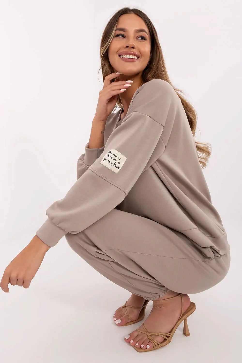 Ensemble détente pour femmes sweatshirt et pantalon jogger style décontracté couleur beige clair coton mélange élasthanne taille haute ajustable