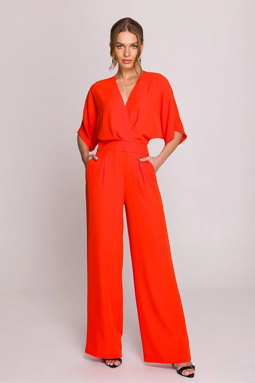 Combinaison Stylove élégante moderne pour femme, design épuré, décolleté en V, manches courtes, taille marquée, pantalon large, couleur rouge éclatant, matière fluide, poches latérales