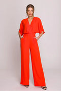 Combinaison Stylove élégante moderne pour femme, design épuré, décolleté en V, manches courtes, taille marquée, pantalon large, couleur rouge éclatant, matière fluide, poches latérales