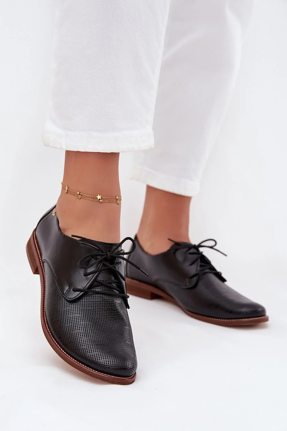 derbies femme cuir noir bout arrondi lacets plats empeigne perforée semelle contrastée marron talon bas coupe ajustée confort élégant intemporel