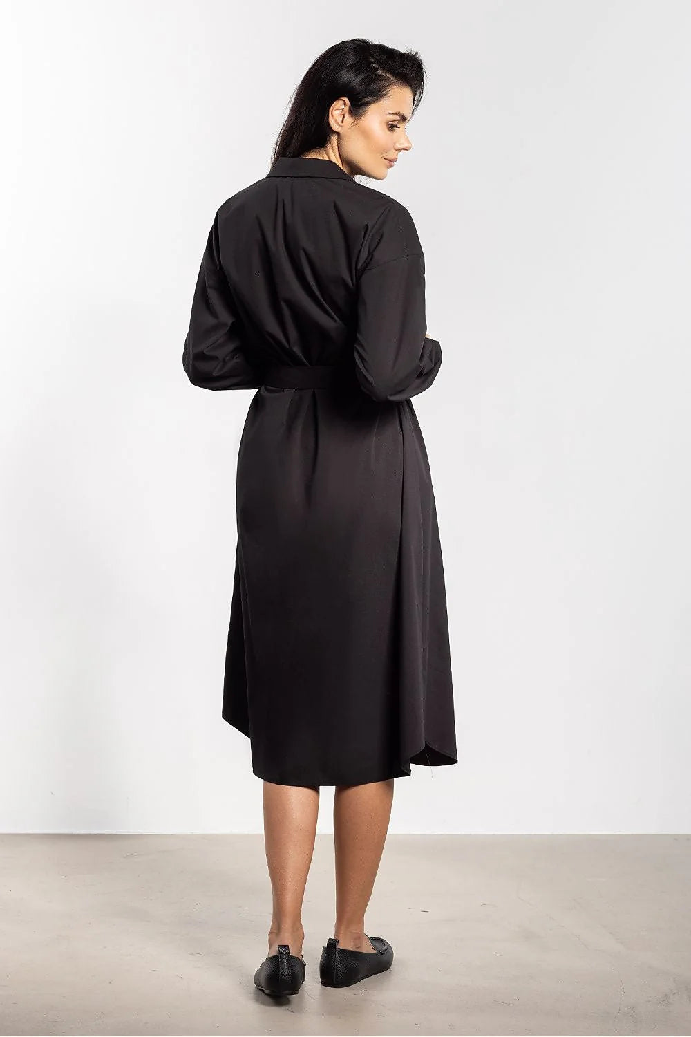 robe chemise midi noire ceinturée col classique boutonnage dissimulée manches longues poignets boutonnés taille cintrée jupe évasée popeline polyvalente élégante