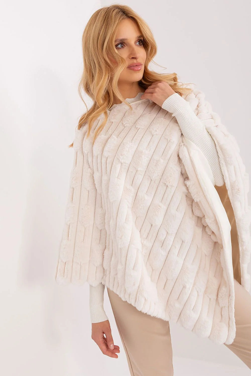 poncho femme cape fausse fourrure ivoire blanc cassé coupe ample courte col rond manches évasées doublure satinée