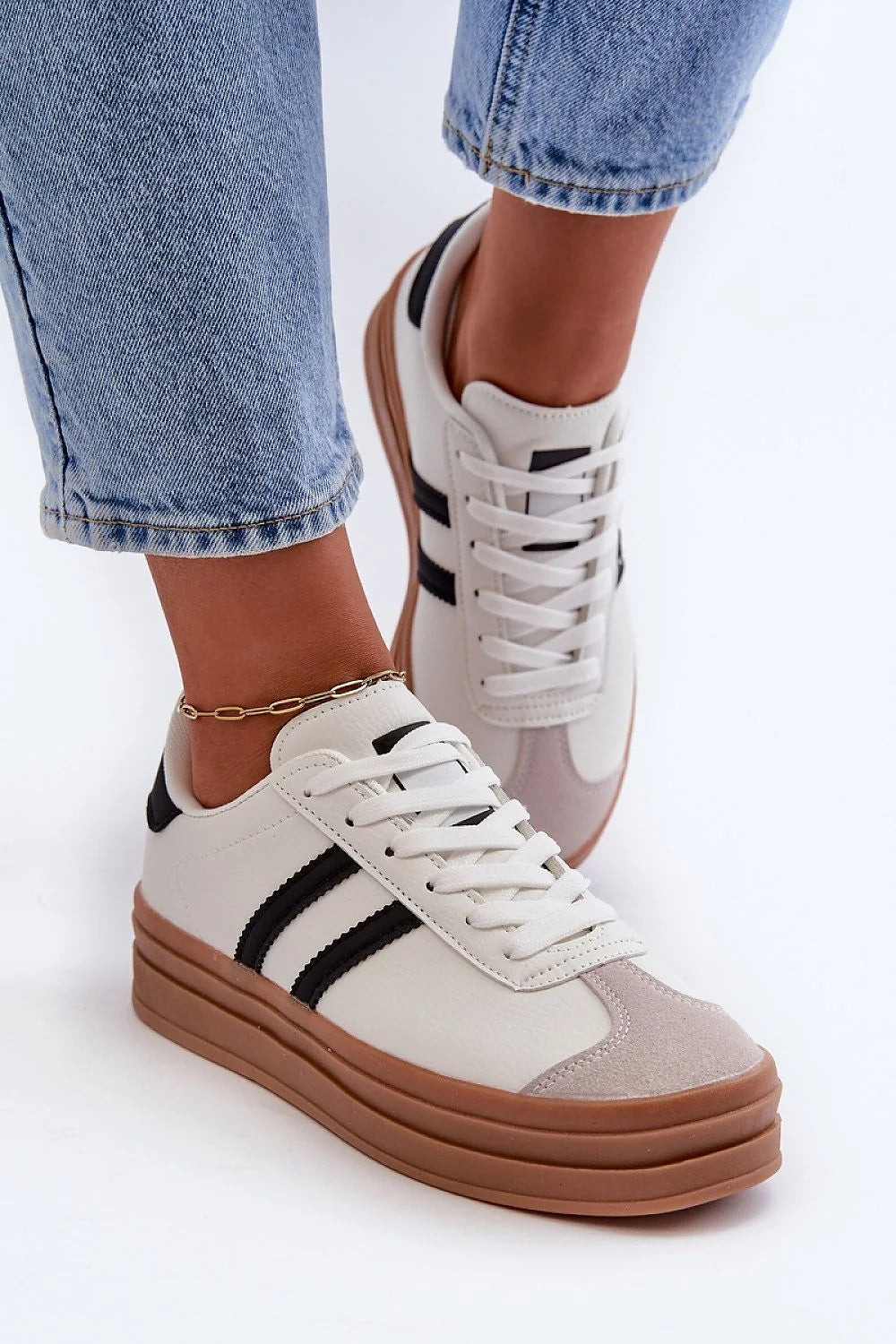 Chaussures de sport modernes pour femmes design élégant style rétro-chic cuir artificiel beige blanc noir semelle plateforme basse