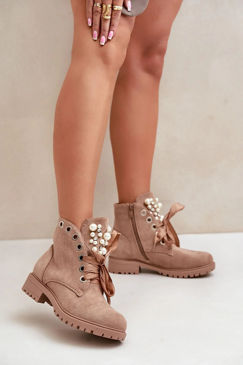 bottines femme simili daim beige rosé hauteur cheville bout rond lacées satin perles nacrées œillets semelle crantée antidérapante