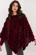 Poncho femme élégant ample fourrure synthétique motif diagonale bordeaux profond coupe drapée moderne style chic décontracté