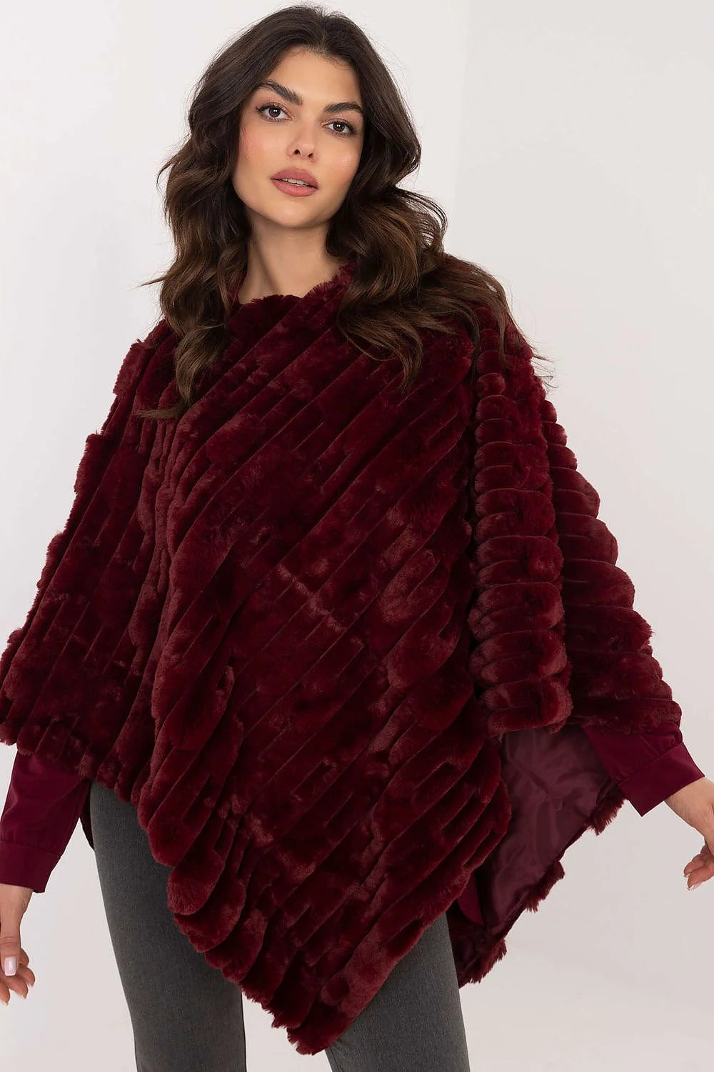 Poncho femme élégant ample fourrure synthétique motif diagonale bordeaux profond coupe drapée moderne style chic décontracté