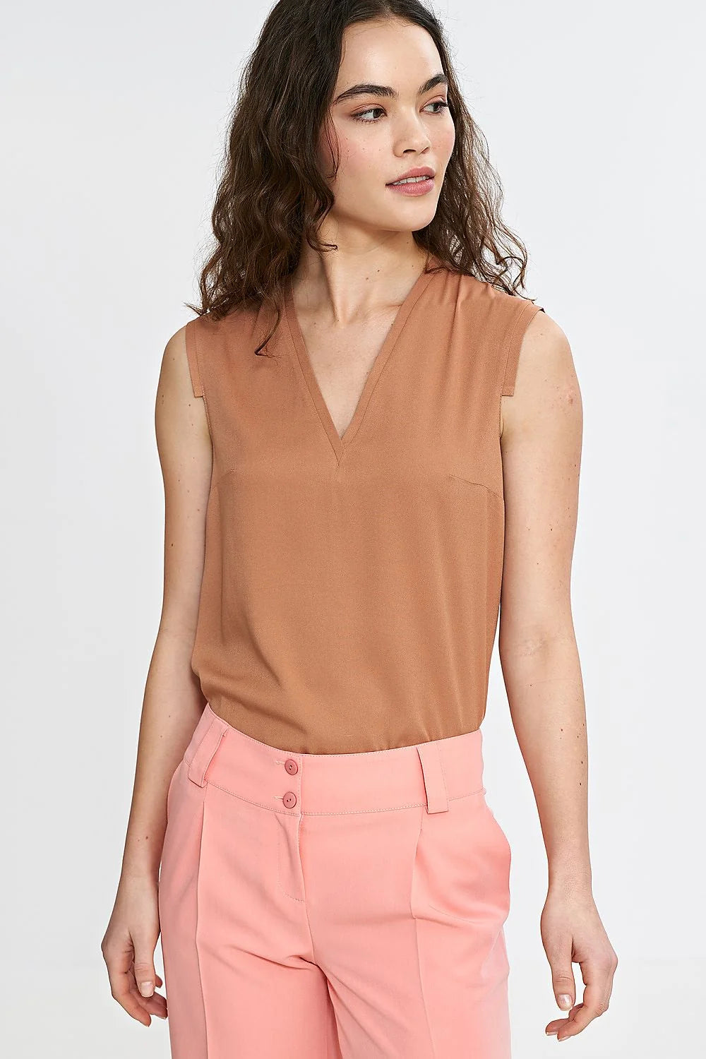 Chemisier féminin sans manches en viscose couleur beige coupe régulière encolure V finitions élégantes pour tenues élégantes ou décontractées