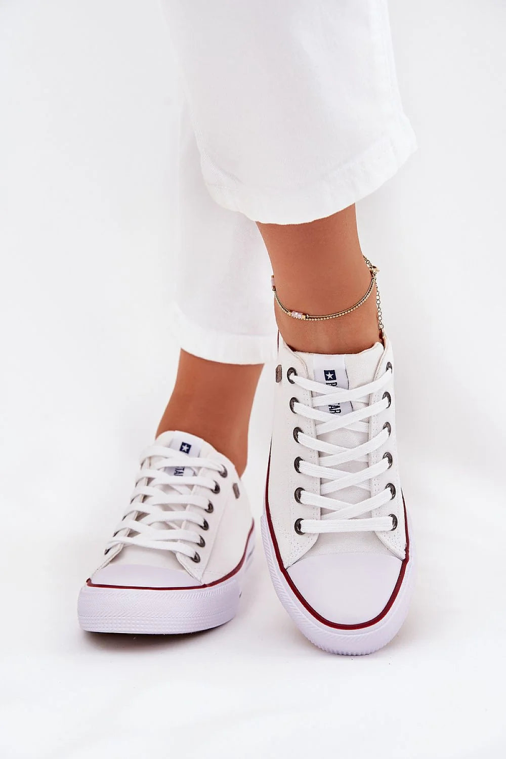 sneakers femme Big Star toile blanche basse lacets plats œillets métalliques caoutchouc semelle épaisse liseré rouge contrastant confortable urbain