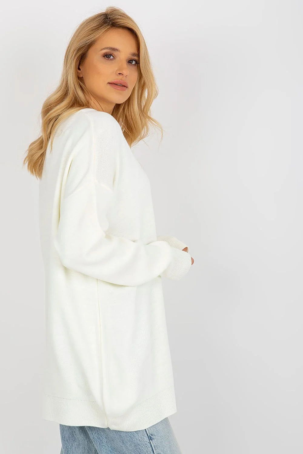 Pull-over ample pour femme design minimaliste blanc cassé tricot fin coupe large manches longues poignets côtelés encolure ronde ourlet côtelé