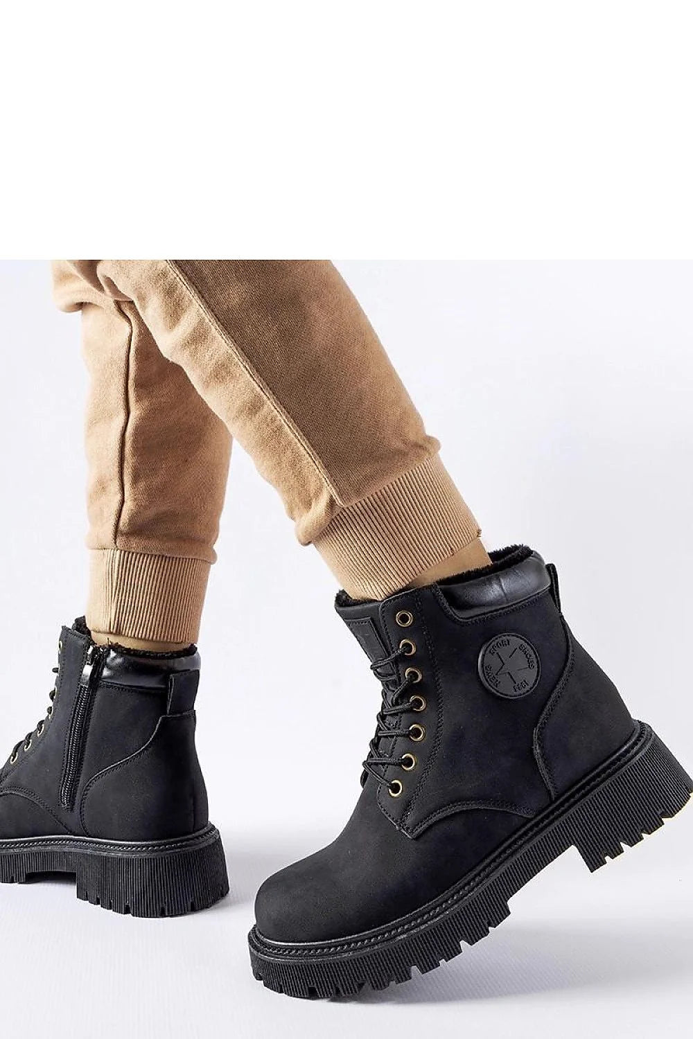Bottes de trappeur noires en cuir doublées, fermeture à lacets, style robuste et moderne, femmes, confort et durabilité