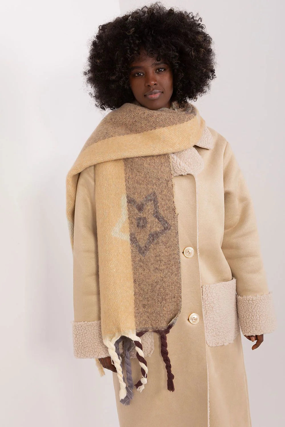 écharpe longue oversize polyester bouclée duveteuse moelleuse effet mohair chaude camel beige taupe bicolore étoile discrète franges tressées multicolores cocooning