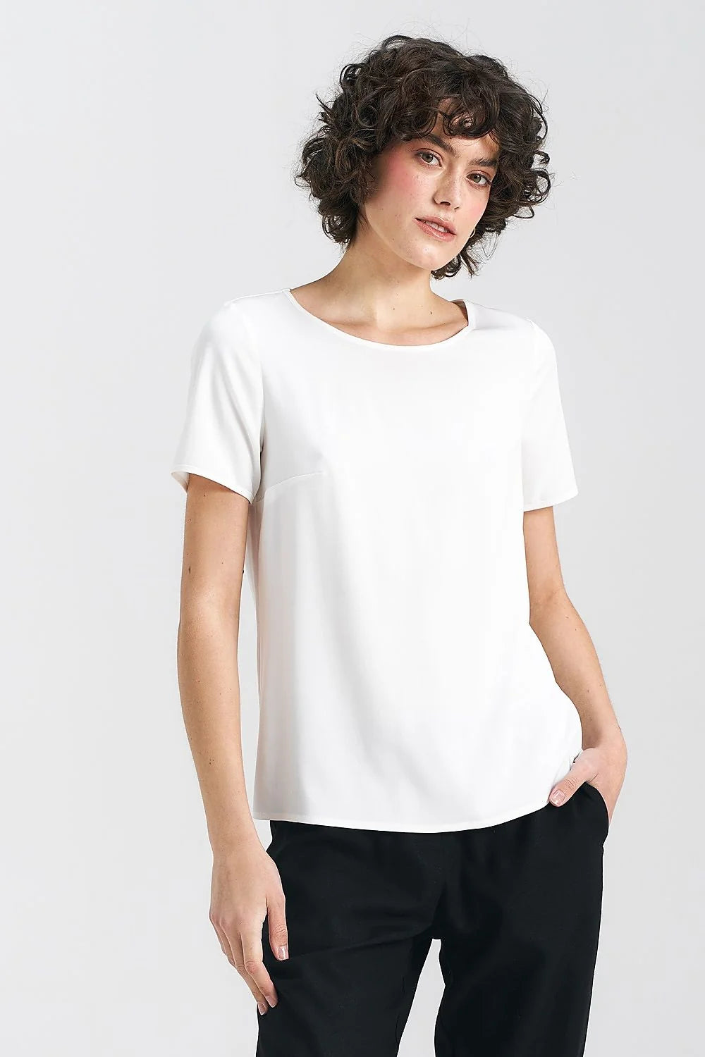 Chemisier femme Nife en viscose fine couleur écru manches courtes encolure bateau style minimaliste