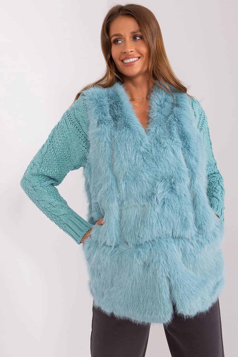 Gilet sans manches en fausse fourrure bleu clair et pull longues manches maille épaisse style moderne chic femme