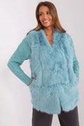 Gilet sans manches en fausse fourrure bleu clair et pull longues manches maille épaisse style moderne chic femme