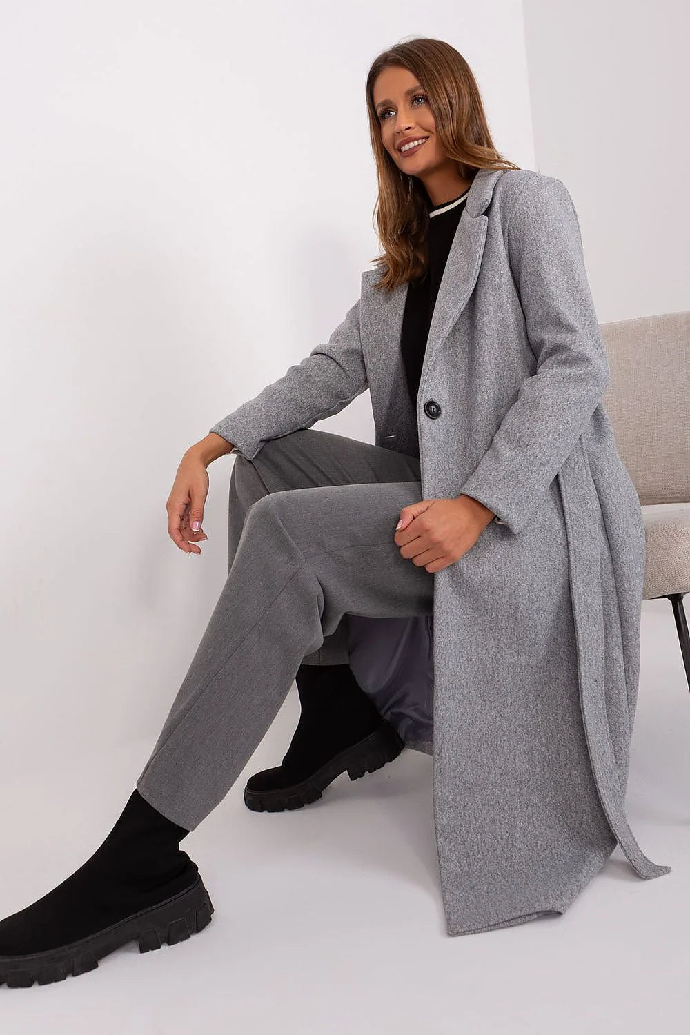Manteau féminin classique élégant longueur midi manches longues col à revers cranté fermeture unique couleur grise clair doublure intérieure polyester