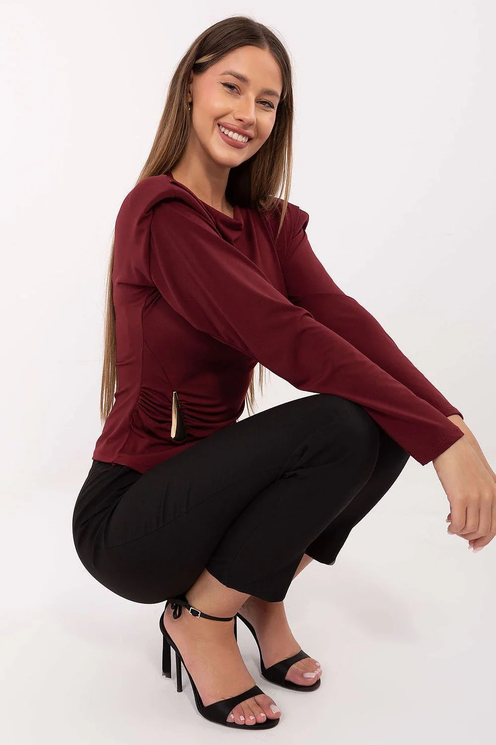 chemisier élégant manches longues décolleté bateau épaulettes intégrées fronces asymétriques ornement métal coupe ajustée douceur toucher polyester viscose