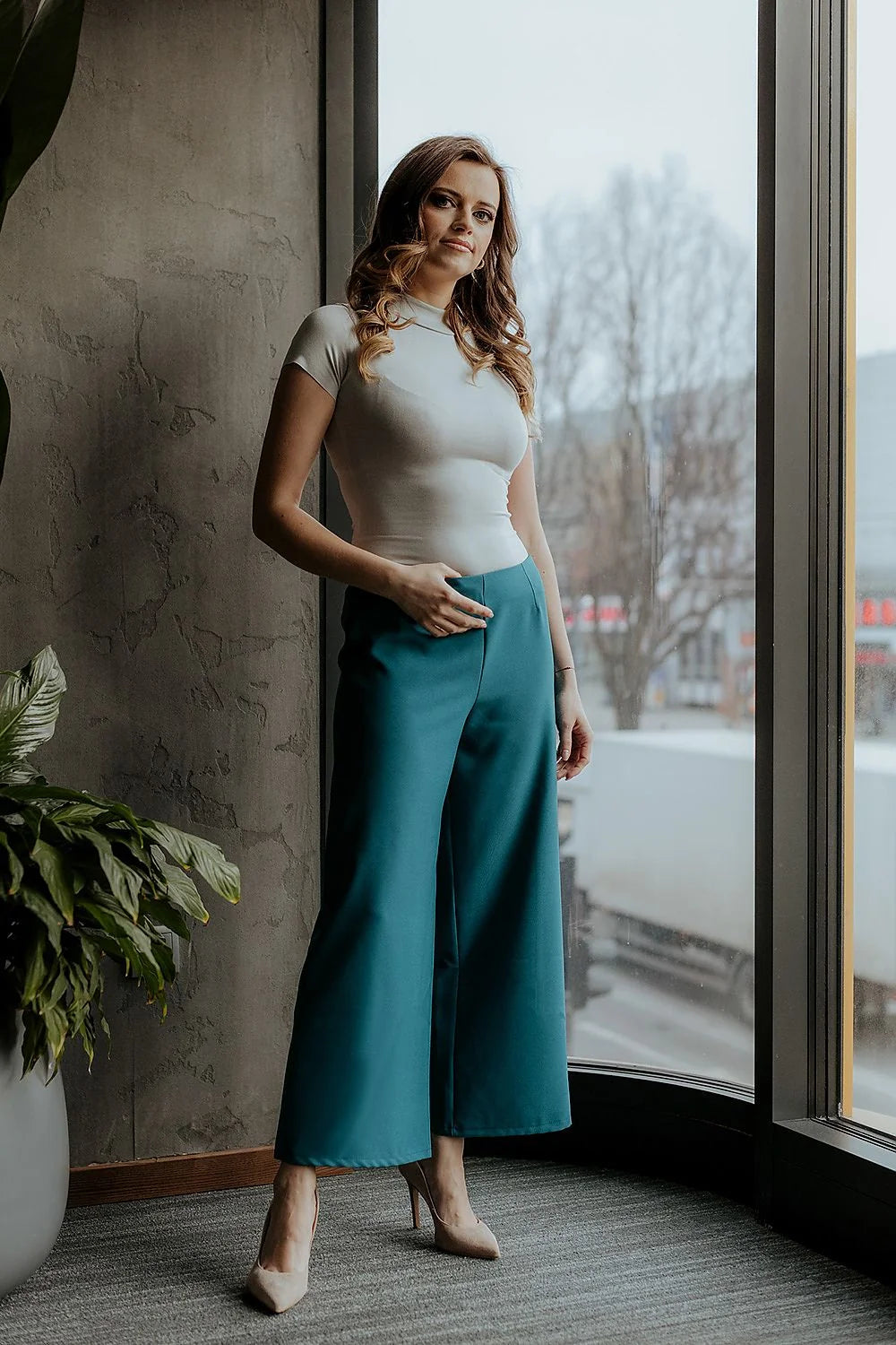 Pantalon femme Tessita 7/8 jambes larges fermeture éclair décorative couleur canard bleu polyester elasthanne taille ajustable occasion professionnelle semi-formelle