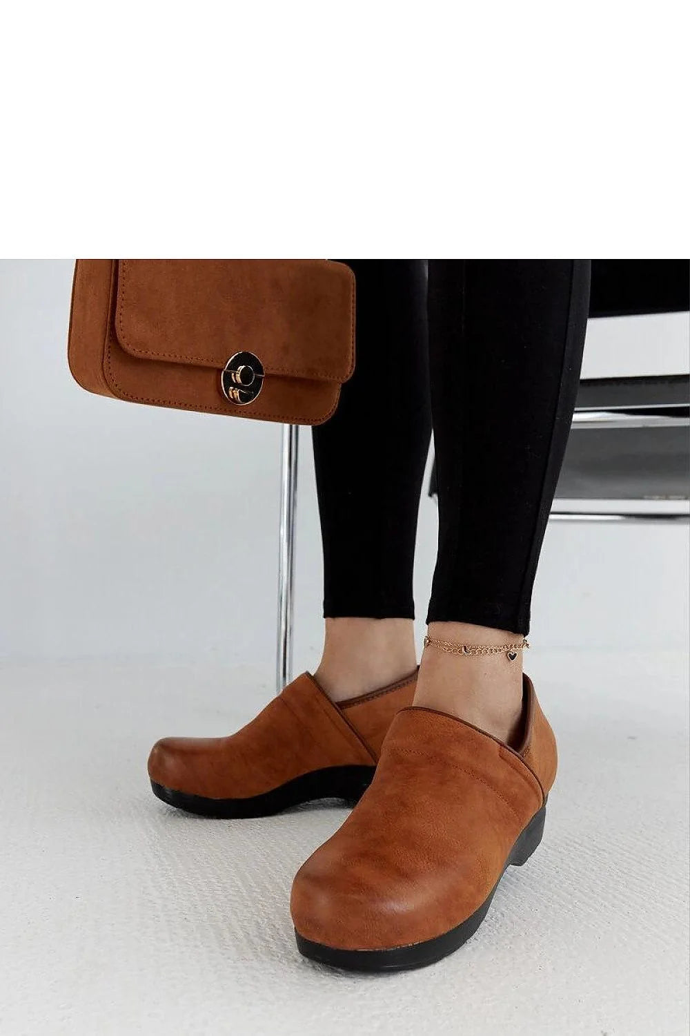 Chaussures basses pour femmes design moderne couleur marron cuir synthétique plateforme confortable silhouette arrondie style casual