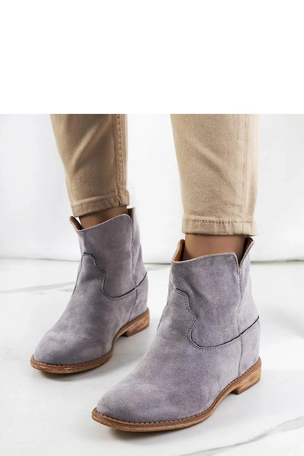 bottines femme suède gris lilas cheville bout rond découpe ondulée western talon bas semelle bois couture apparente enfilage facile confortable