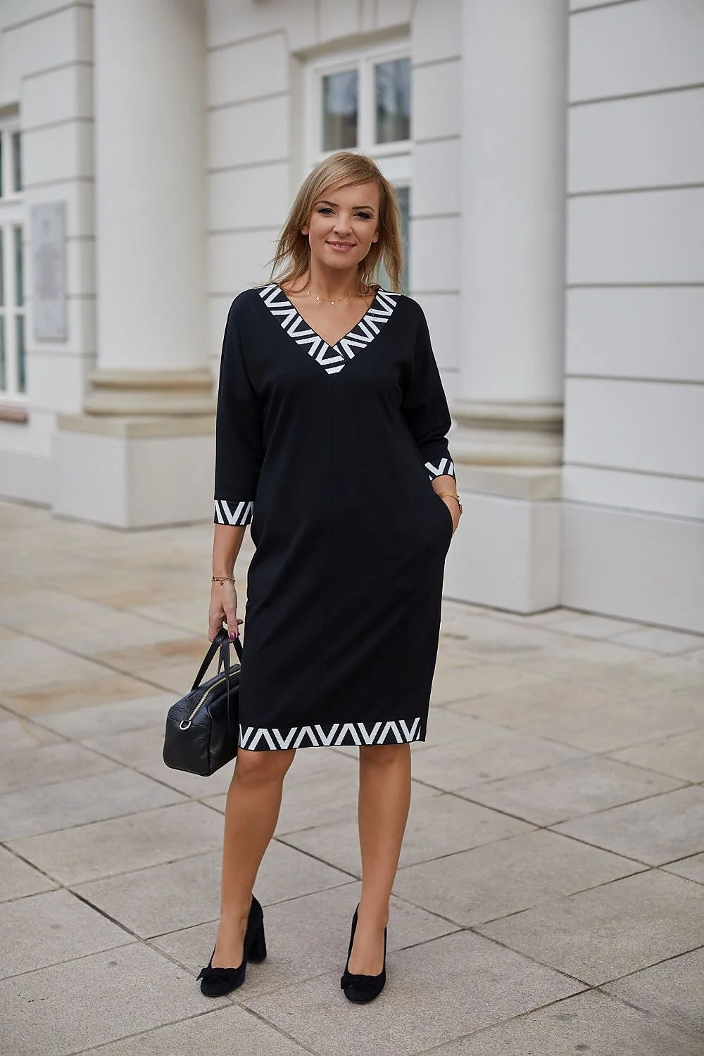 robe midi droite sportchic élégante noire bordures géométriques V manches troisquarts jersey doux extensible confortable coupe fluide polyvalente
