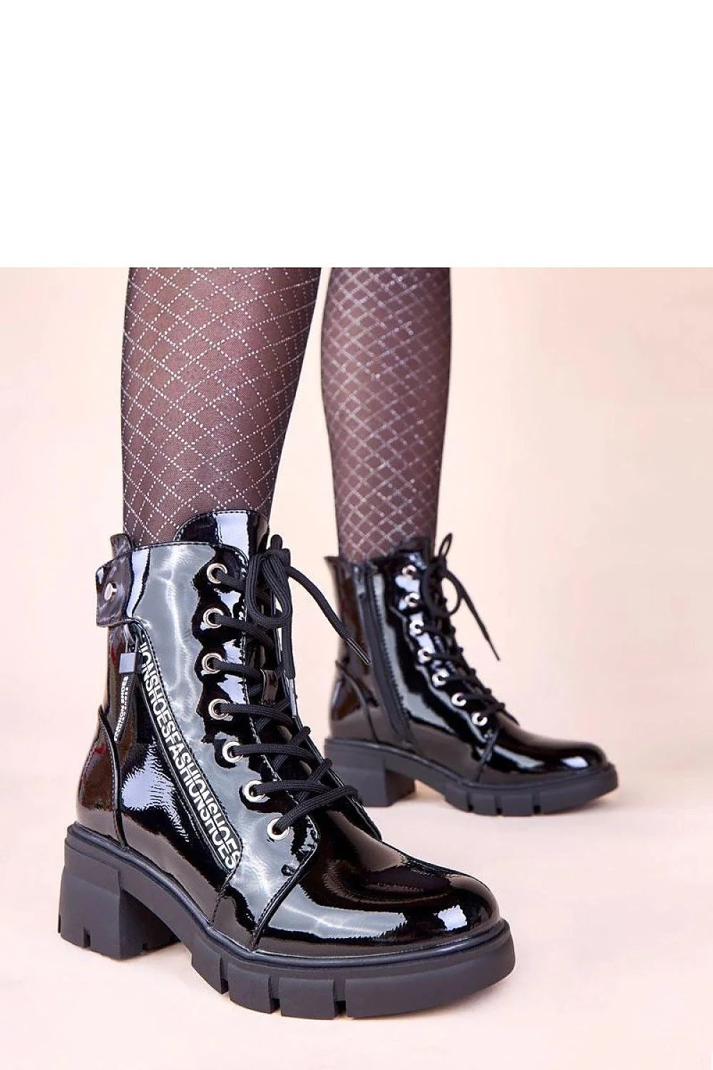 bottines vernies noires style rangers lacets zip latéral œillets métalliques bride réglable semelle crantée épaisse talon bloc confortable