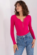 Chemisier femme manches longues en coton couleur rose vif col V boutons argentés jeans bleu perles