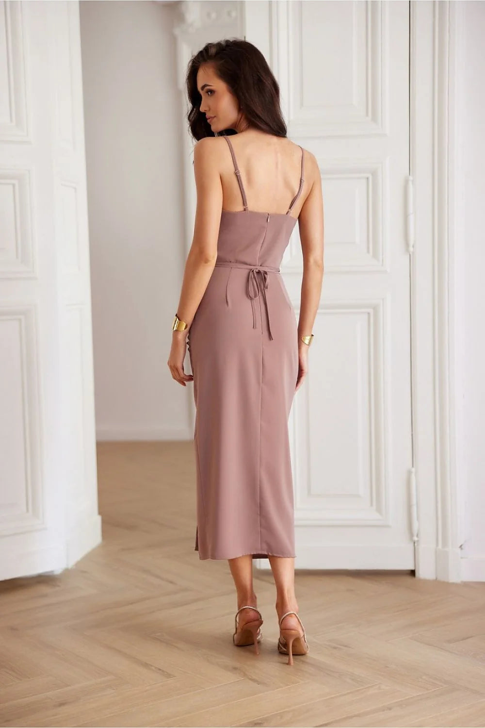 Robe de cocktail élégante couleur taupe sans manches encolure asymétrique fleur à la taille fente haute polyester élasthanne femme