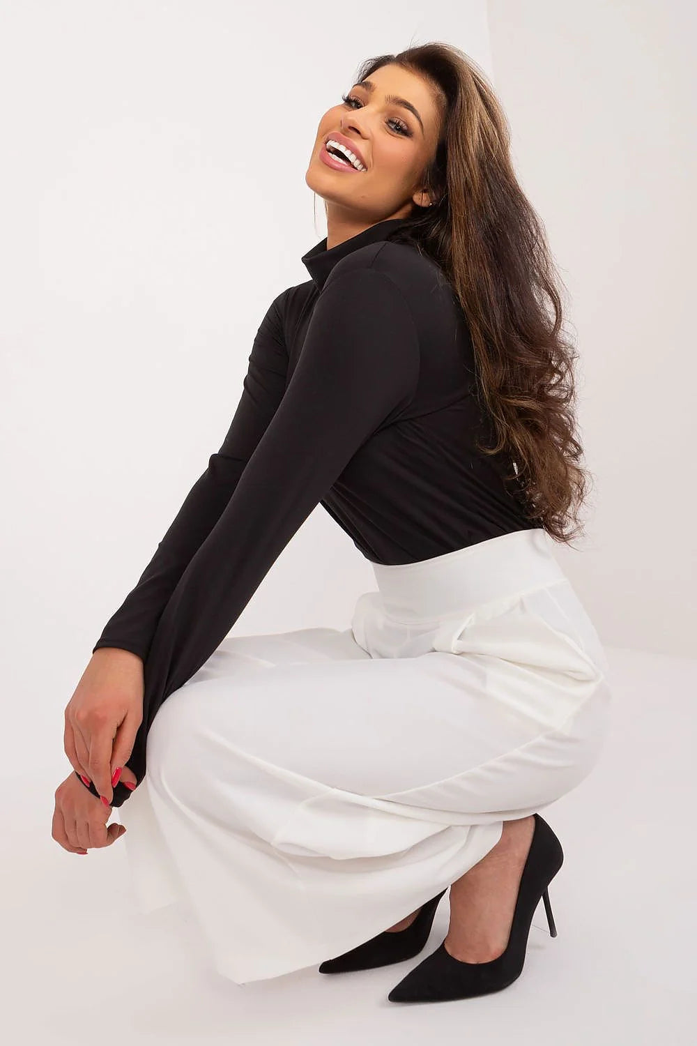 Chemisier col roulé noir matière élastique coupe ajustée associé à jupe plissée blanche haute taille femme