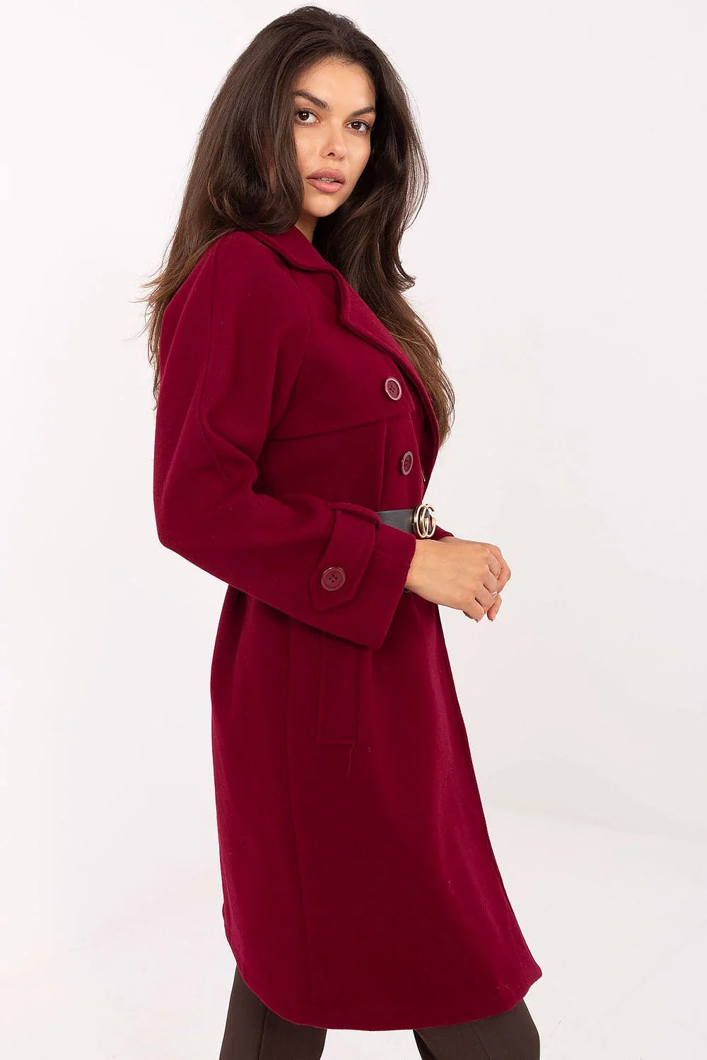 manteau femme long bordeaux polyester coupe droite legerementcintree grandcoltailleur doubleboutonnage sixboutons ceinture noire boucle doree manchesreglables pocheslaterales discretes