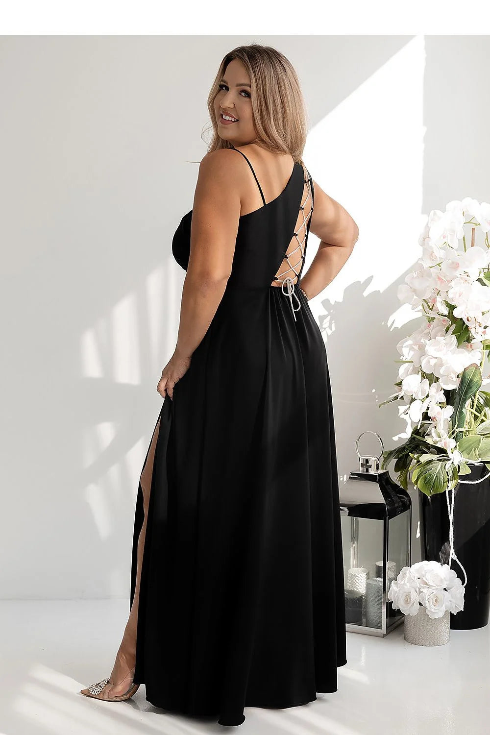 robe longue élégante asymétrique fente haute noire satinée femme décolleté bretelle fine cintrée évasée drapée sophistiquée glamour soyeuse ajustée silhouette