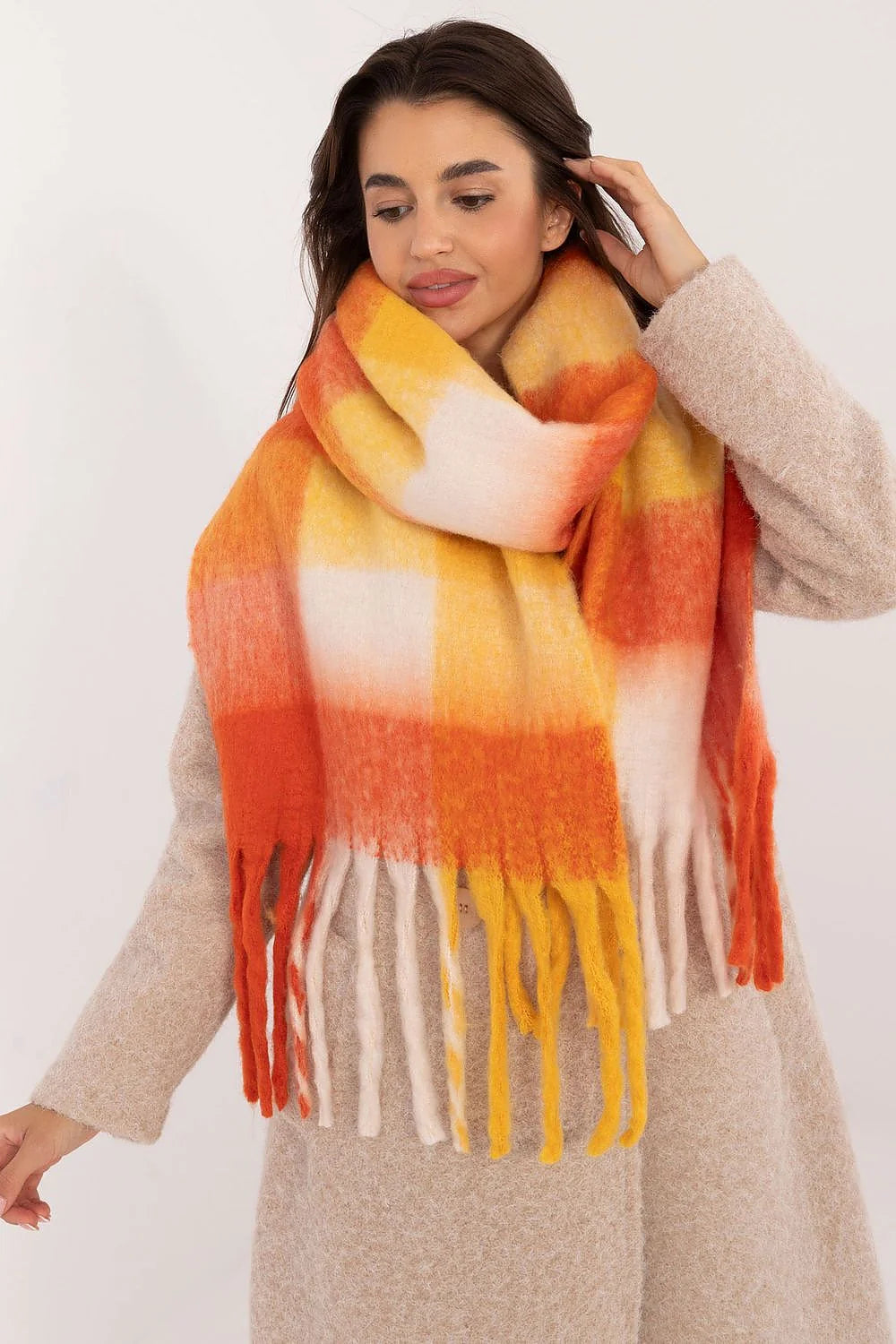 écharpe moderne femme laine douce oversize plaid carreaux dégradés orange jaune blanc rouge foncé franges longues moelleuse chaude