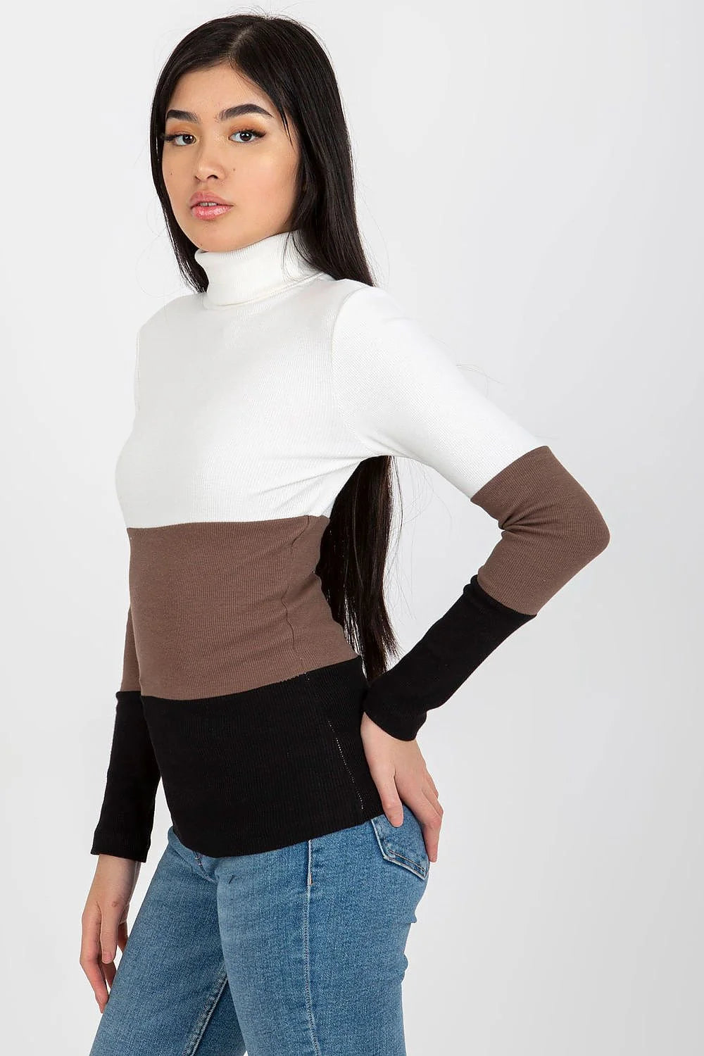 pull col roulé maille côtelée colorblock blanc taupe noir coupe slim ajustée manches longues extensible doux confortable casual chic polyvalent