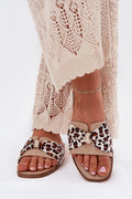 Sandales plates style moderne élégante femmes nœud large cuir synthétique beige motif léopard occasions estivales confortables maintien parfait chaînette dorée