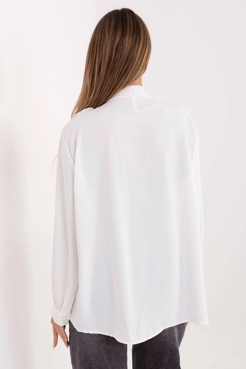 chemise femme blanche plissée jabot large plastron lavallière nouée manches bouffantes poignets boutonnés polyester fluide coupe droite élégante