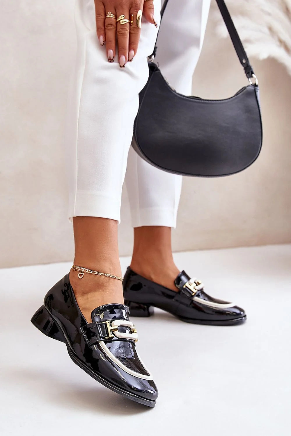 Chaussures basses à talons cuir naturel mocassins vernis noirs dorés femmes élégance confort quotidien occasion