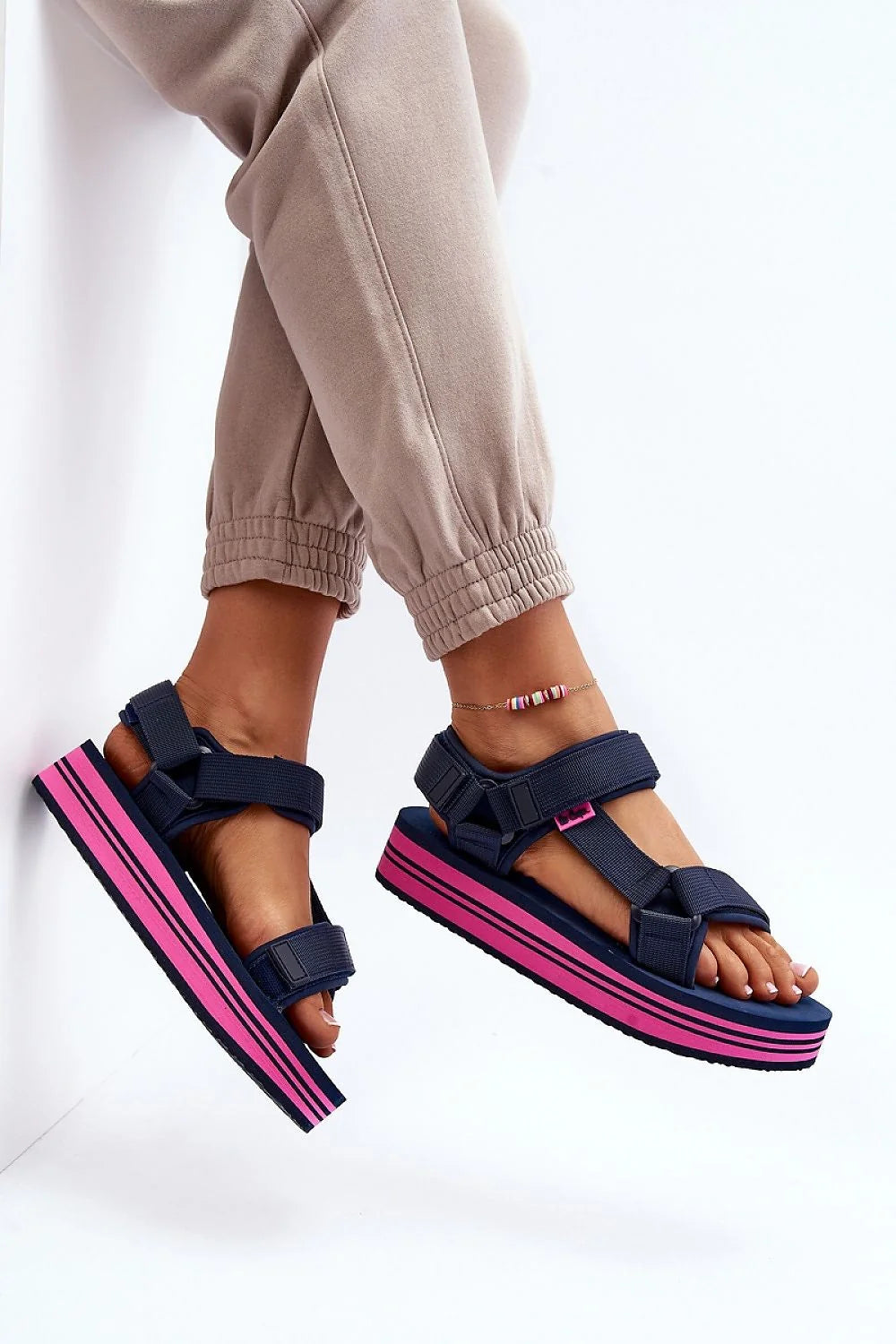Sandales pour femmes style moderne sportif design décontracté sangles ajustables semelle contrastante couleur bleu marine rose tendance été 2023