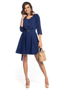 robe femme bleu marine encolure V manches trois quarts taille cintrée ceinture boucle dorée polyester élasthanne fluide élégante polyvalente courte