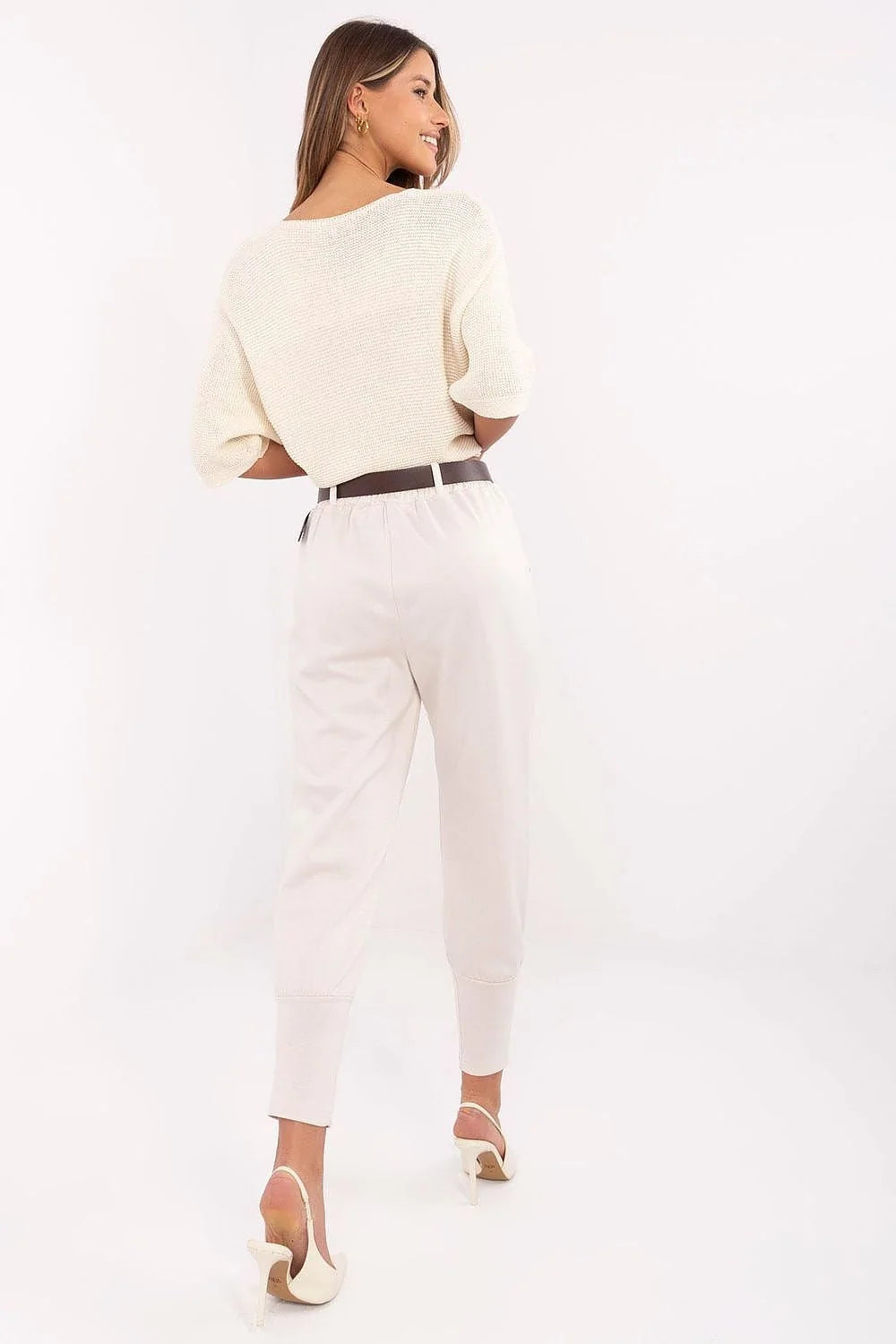 Tenue survêtement femme haut imprimé ours California pantalon carrot taille haute escarpins blanc crème
