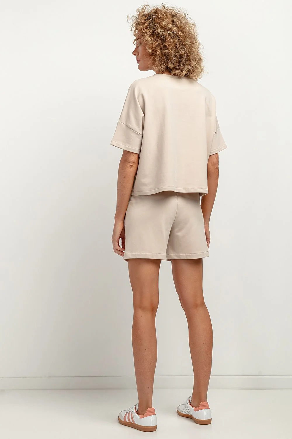Ensemble casual femme t-shirt ample short mi-cuisses beige coordonné matière douce confort style urbain