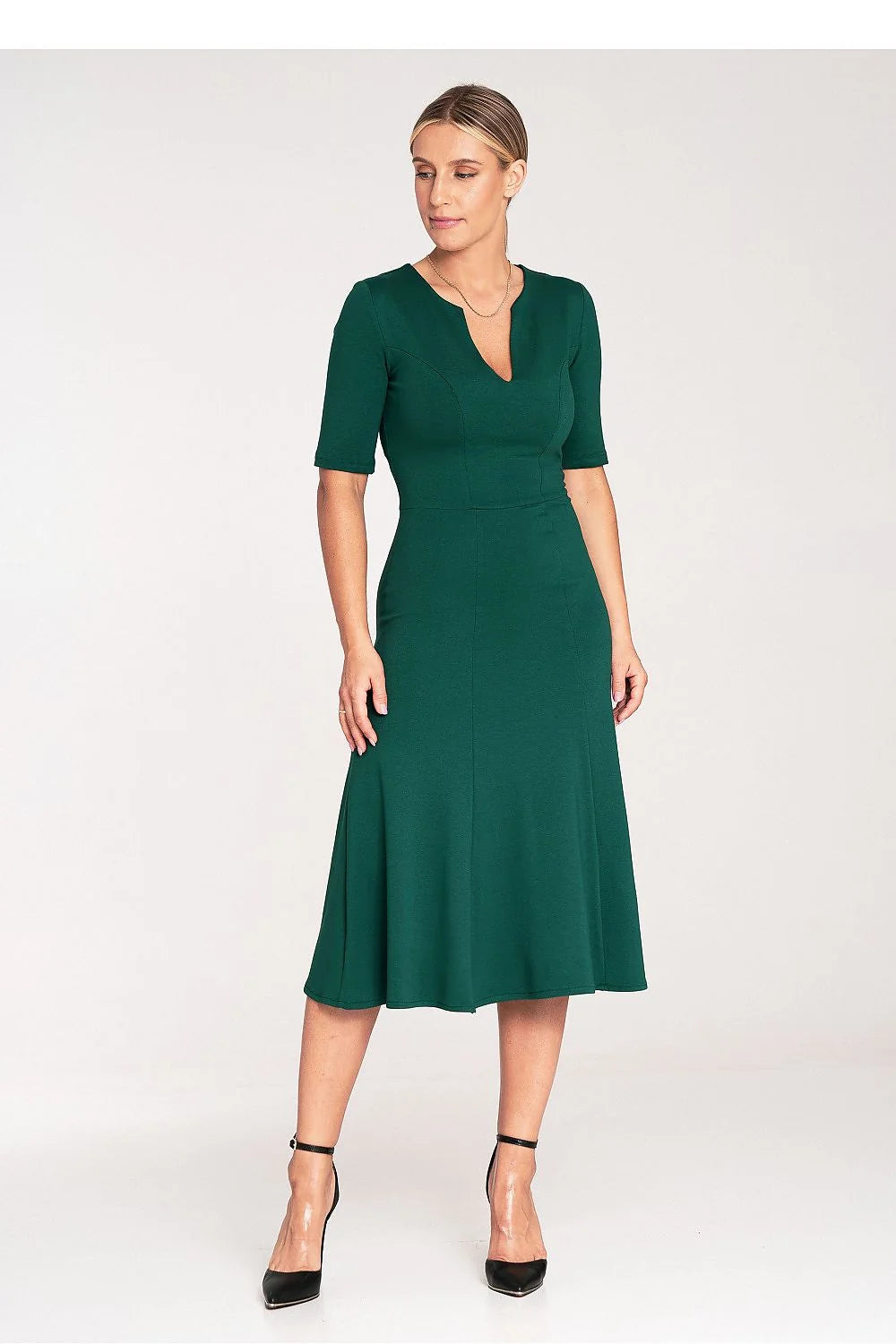 robe midi vert émeraude élégante manches troisquarts décolleté V coupe cintrée taille marquée jupe évasée tissu fluide extensible coutures princesse