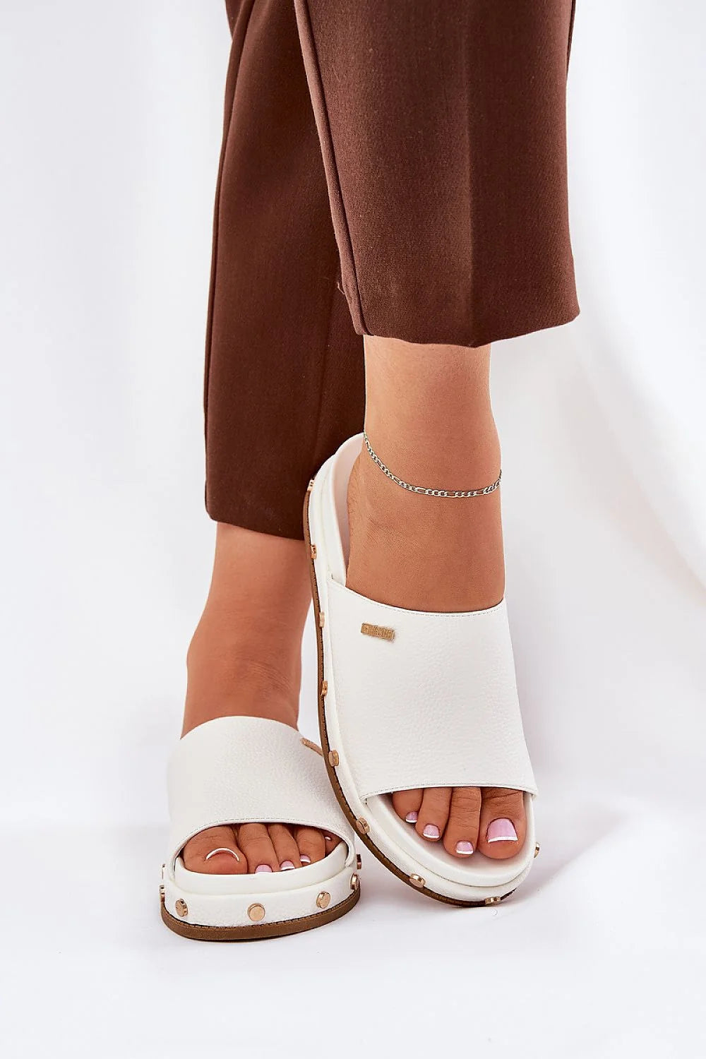 Mules femmes design moderne élégant cuir synthétique blanc plateforme dorée studs logo style urbain confortable été 2024