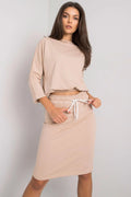 Ensemble chemisier manches trois quarts col rond coupe droite jupe crayon midi coton polyester beige confortable moderne intemporel