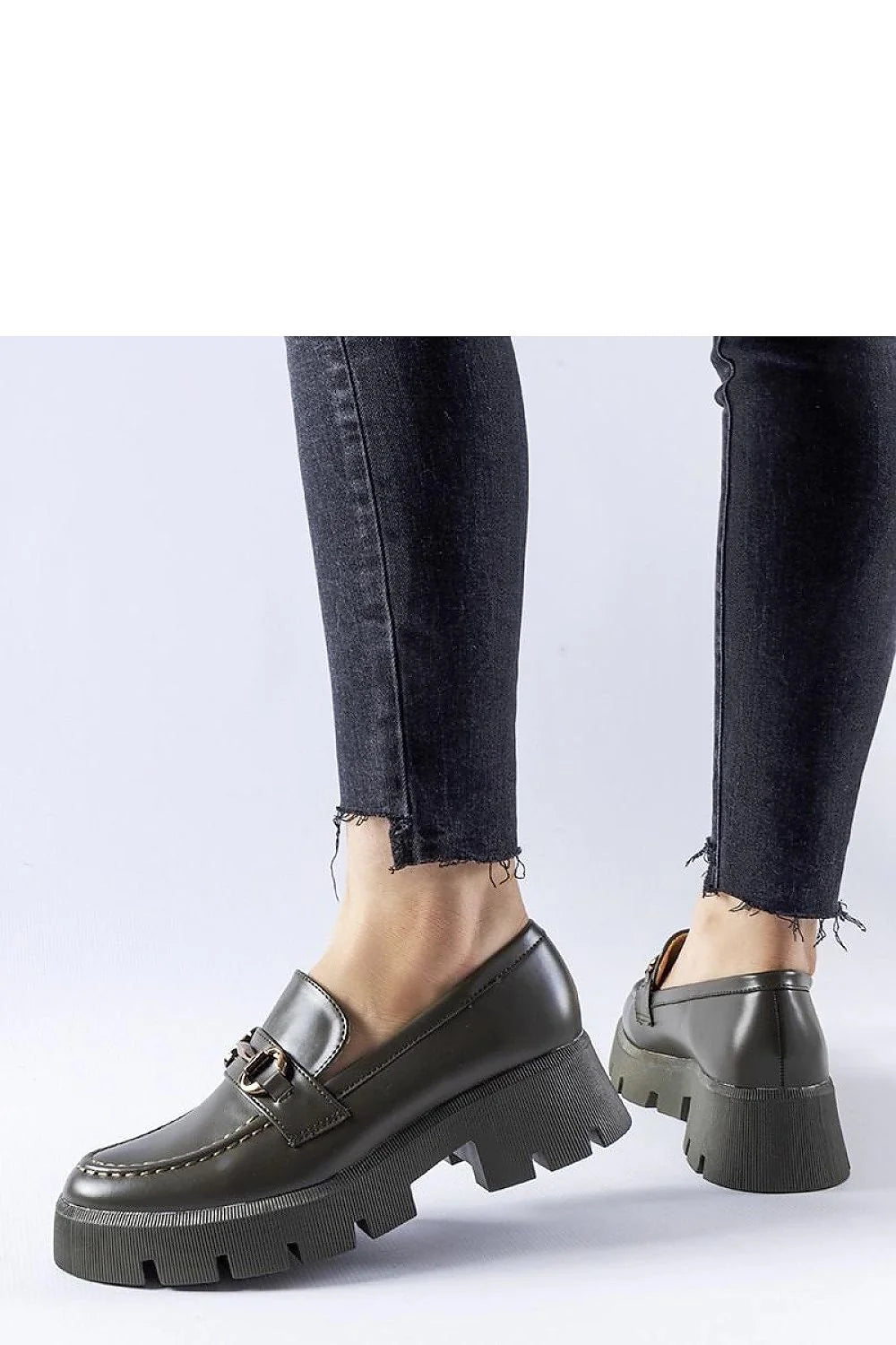 Moccasins pour femmes design moderne style tendance en cuir couleur vert olive foncé avec boucle métallique dorée semelle en caoutchouc épaisses plateforme motif cranté occasion quotidienne et décontractée