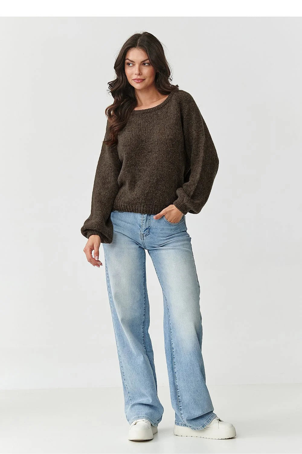 pull femme maille bouclette marron foncé coupe droite oversize encolure ronde manches ballon longues resserrées poignets matière douce moelleuse mohair