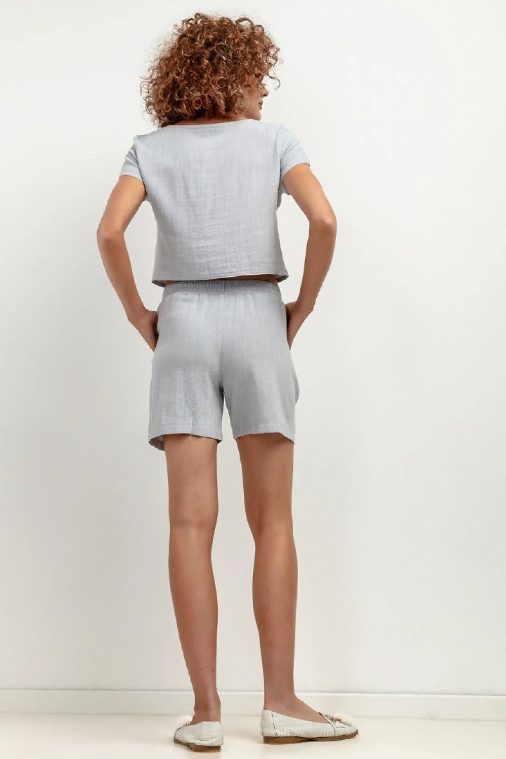 Shorts Tessita style minimaliste couleur gris clair coupe ample matière légère confortable femme été