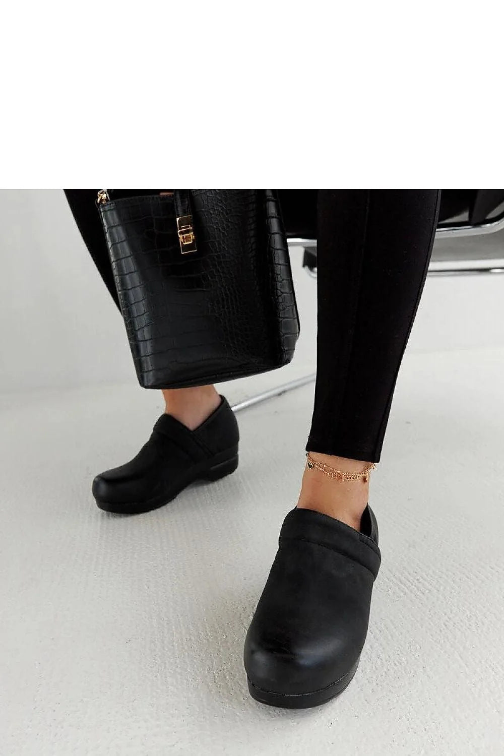 Chaussures basses modernes pour femmes en cuir synthétique noir mat, confortables et élégantes, style intemporel