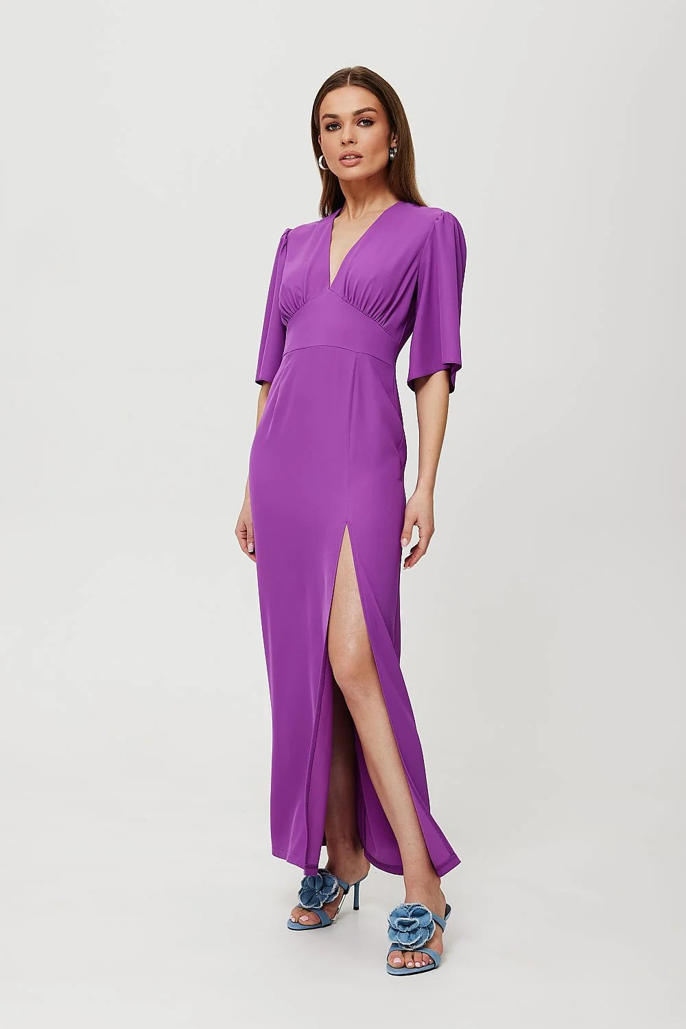 Robe de cocktail élégante longue manches courtes évasées encolure en V fente droite plissée couleur violette vibrant tissu de qualité femme
