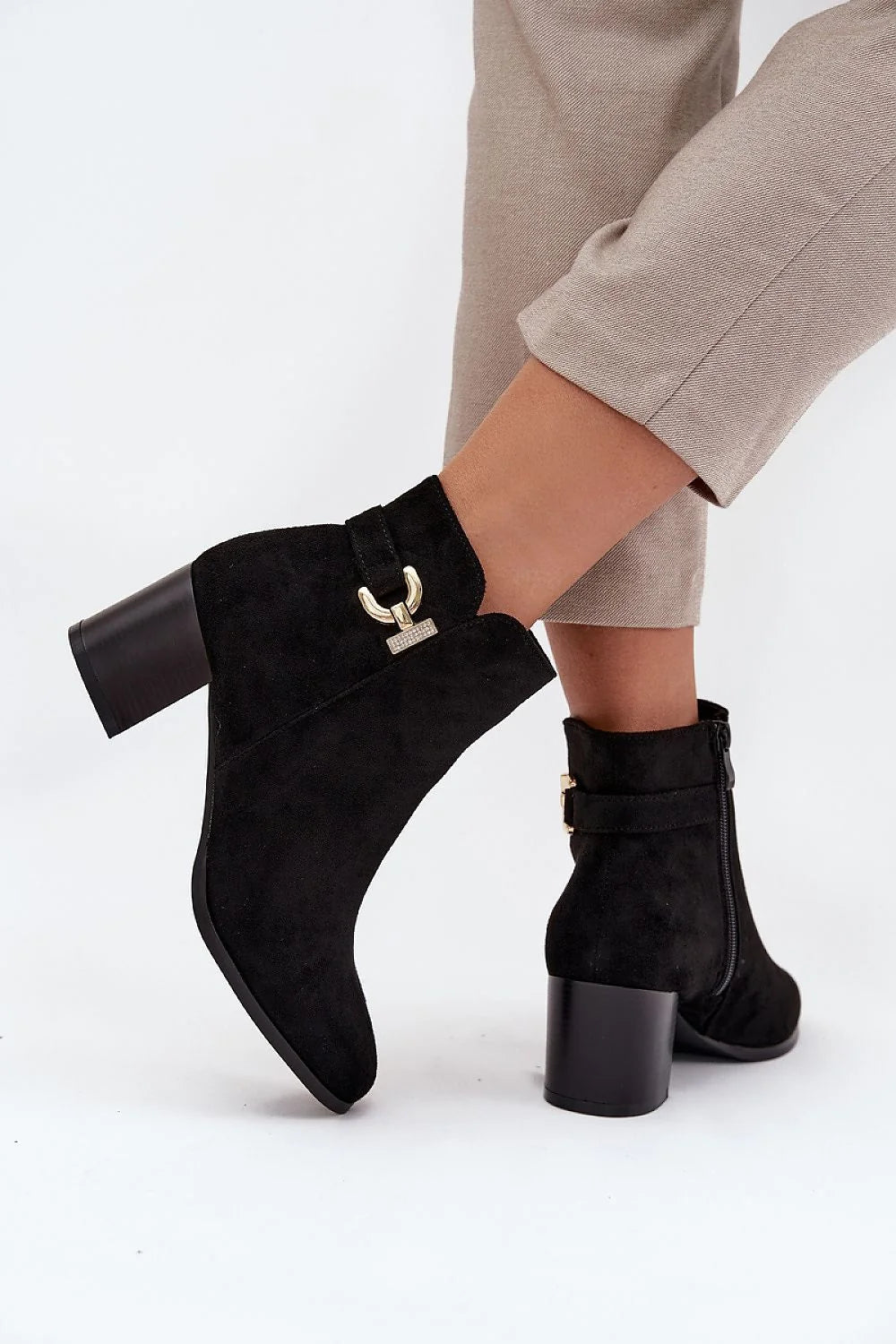 bottines suédine femme noir talon bloc mihaut stable confortable doublure chaude bout arrondi fermeture éclair intérieure détail doré élégant