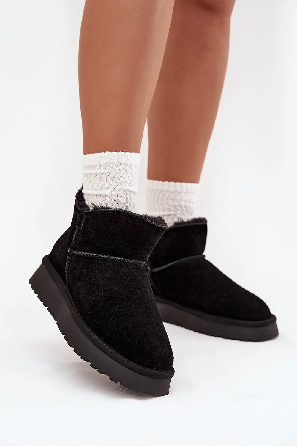 bottines femme hiver Vinceza suédine noire bout arrondi coutures décoratives slipon doublure fourrure apparente semelle plateforme crantée caoutchouc